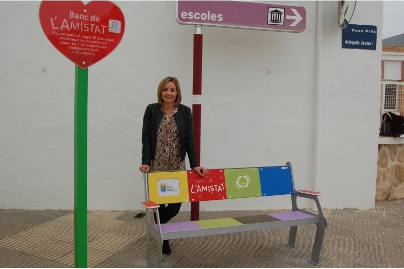 Participación Ciudadana dinamiza los espacios urbanos de Els Poblets con bancos reivindicativos de valores de género Participación Ciudadana dinamiza los espacios urbanos de Els Poblets con bancos reivindicativos de valores de género