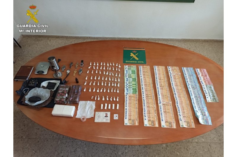 La Guardia Civil detiene a una pareja residentes en Xàbia por venta de cocaína  La Guardia Civil detiene a una pareja residentes en Xàbia por venta de cocaína