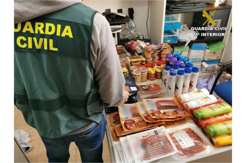 Recuperan productos robados en un centro comercial de Calp  Recuperan productos robados en un centro comercial de Calp