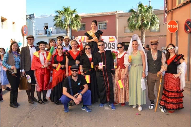 Quintades i colles d'amics competeixen en humor i originalitat en la cavalcada de Teulada Quintades i colles d'amics competeixen en humor i originalitat en la cavalcada de Teulada