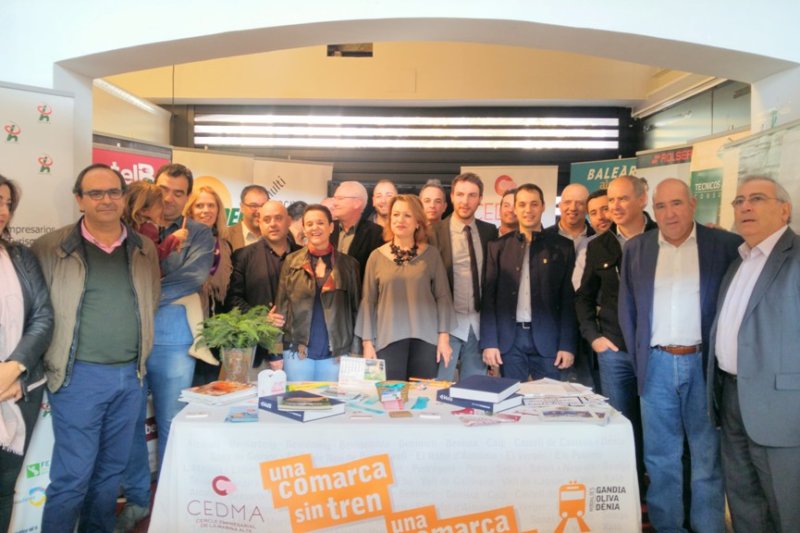 CEDMA recoge en Ondara 240 firmas de políticos y entidades a favor del Tren de la Costa CEDMA recoge en Ondara 240 firmas de políticos y entidades a favor del Tren de la Costa