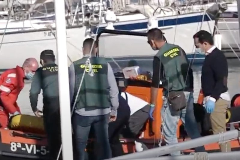 Un pescador de 55 años se ahoga tras caer al mar en Dénia  Un pescador de 55 años se ahoga tras caer al mar en Dénia