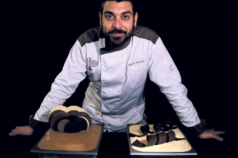 El pedreguer gelater Óscar Palacio concorre al campionat d’Espanya amb una fusió de xocolates i art El pedreguer gelater Óscar Palacio concorre al campionat d’Espanya amb una fusió de xocolates i art