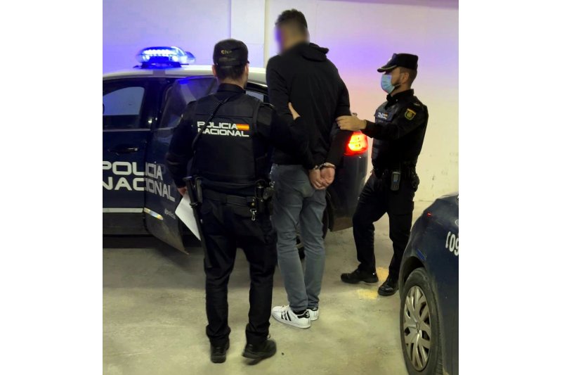 La Policía Nacional detiene en Dénia a un hombre reclamado por 17 juzgados por estafas La Policía Nacional detiene en Dénia a un hombre reclamado por 17 juzgados por estafas