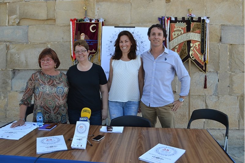 Los moros i cristians de Moraira celebran sus bodas de platas recuperando el desembarco en l'Ampolla Los moros i cristians de Moraira celebran sus bodas de platas recuperando el desembarco en l'Ampolla