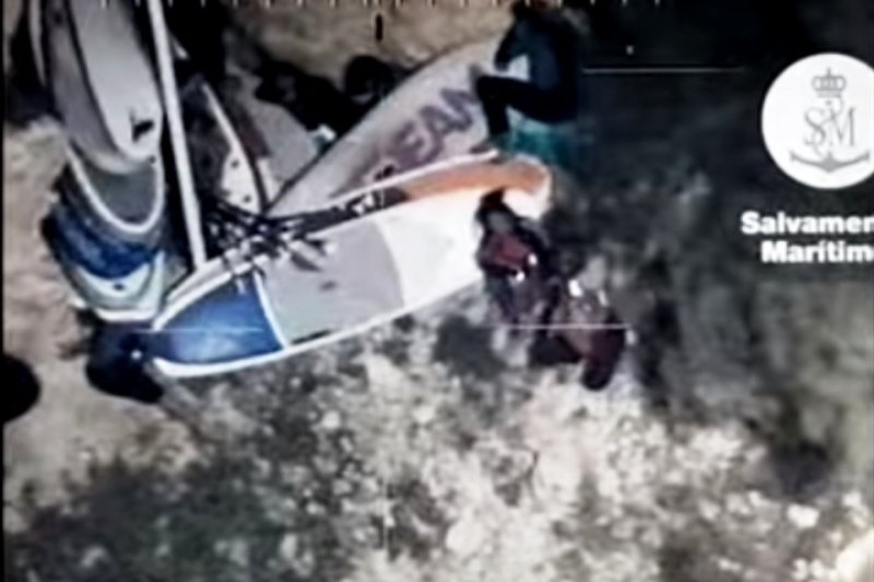 Largo rescate de veintidós personas que quedaron atrapadas en la Cova del Llop Marí de Xàbia  Largo rescate de veintidós personas que quedaron atrapadas en la Cova del Llop Marí de Xàbia