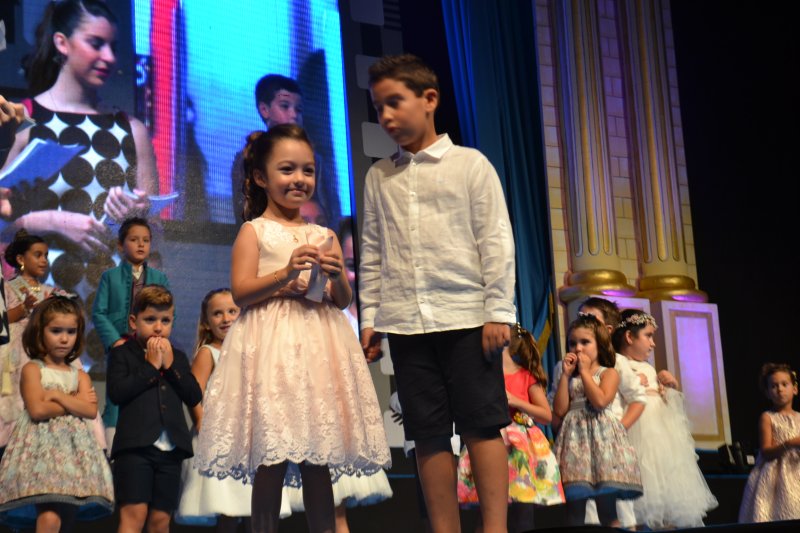 Nayara Peciña i Noelia Expósito són elegides com a regines de festes de Teulada en una nit de pel·lícula Nayara Peciña i Noelia Expósito són elegides com a regines de festes de Teulada en una nit de pel·lícula