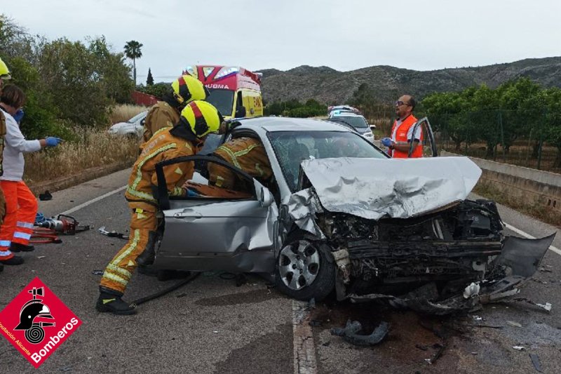 Dos heridos graves en un aparatoso accidente en Pedreguer Dos heridos graves en un aparatoso accidente en Pedreguer