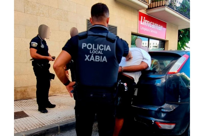 La Policía Local de Xàbia detiene a un varón que trataba de robar por segunda vez en el mismo comercio La Policía Local de Xàbia detiene a un varón que trataba de robar por segunda vez en el mismo comercio