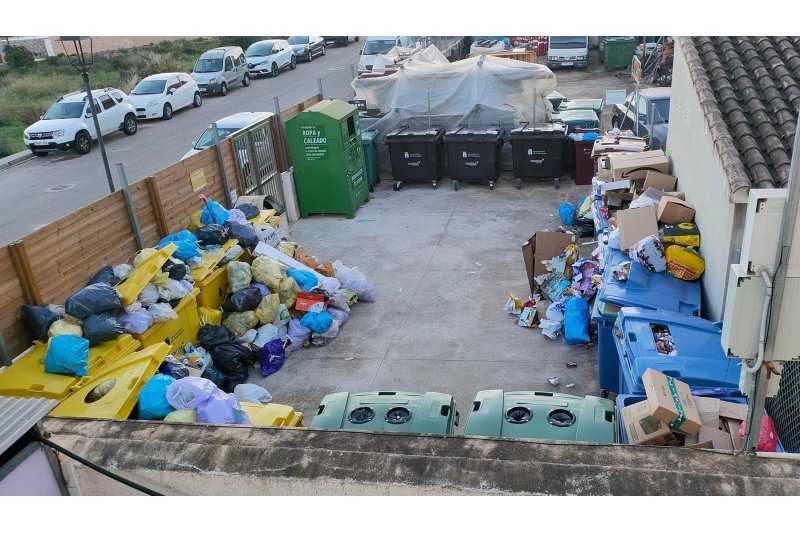 El PSPV-PSOE de Pedreguer traslada al pleno la incansable lucha de una familia contra un punto de recogida de basura El PSPV-PSOE de Pedreguer traslada al pleno la incansable lucha de una familia contra un punto de recogida de basura