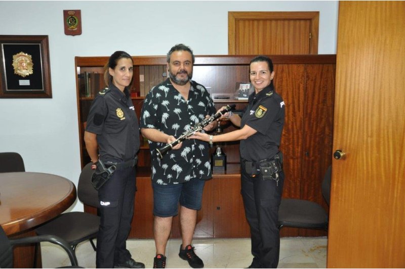 La Policía Nacional  recupera un clarinete robado en el local de la banda de Dénia  La Policía Nacional  recupera un clarinete robado en el local de la banda de Dénia