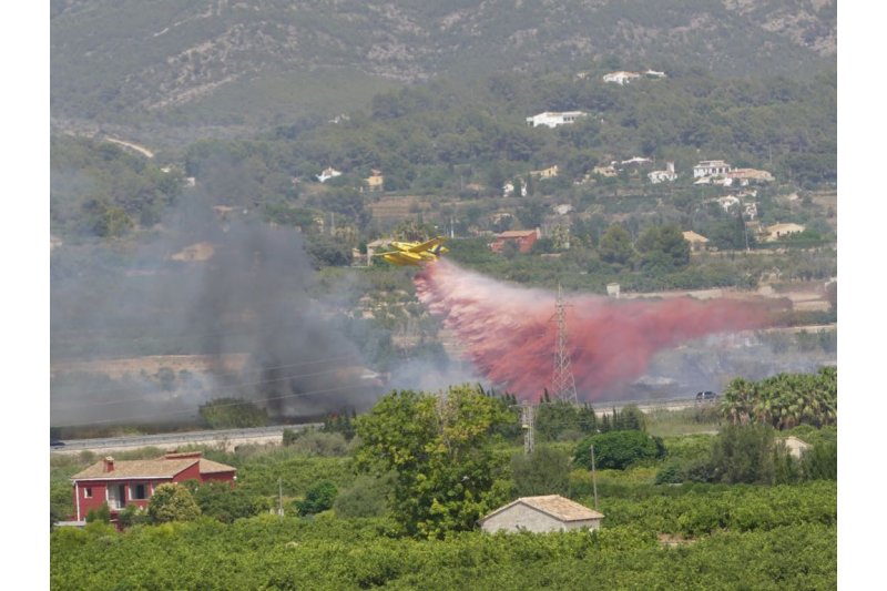 Un incendio obliga a cortar la N-332 a su paso por Pedreguer durante dos horas Un incendio obliga a cortar la N-332 a su paso por Pedreguer durante dos horas
