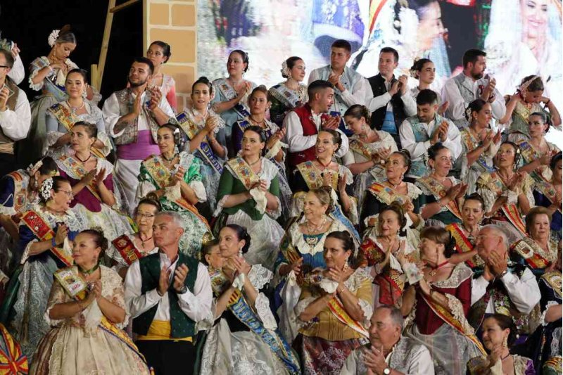 GALERIA DE FOTOS de l’acte del 75 aniversari de Fogueres de Xàbia: l’escenari s’ompli de regines i càrrecs, emocions i vivències GALERIA DE FOTOS de l’acte del 75 aniversari de Fogueres de Xàbia: l’escenari s’ompli de regines i càrrecs, emocions i vivències