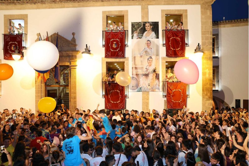 El pregó de Fogueres de Xàbia fa bullir la Plaça de l’Església El pregó de Fogueres de Xàbia fa bullir la Plaça de l’Església