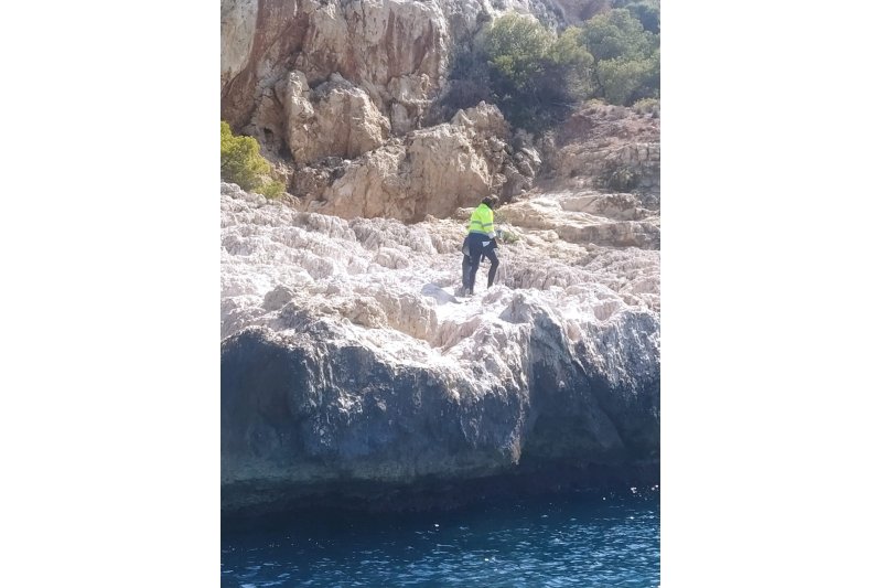 Refuerzan las labores de limpieza en la costa de Xàbia con dos operarios Refuerzan las labores de limpieza en la costa de Xàbia con dos operarios