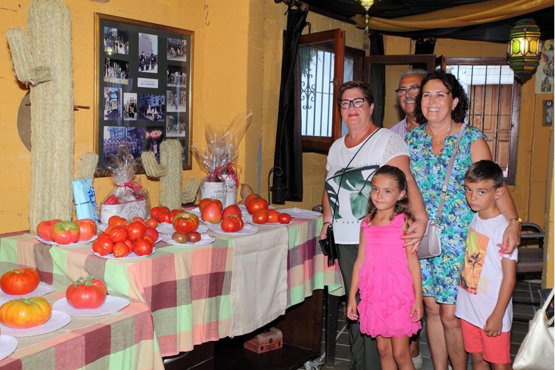 La cavalcada de disfresses posa el to d’humor a les festes de Moraira La cavalcada de disfresses posa el to d’humor a les festes de Moraira