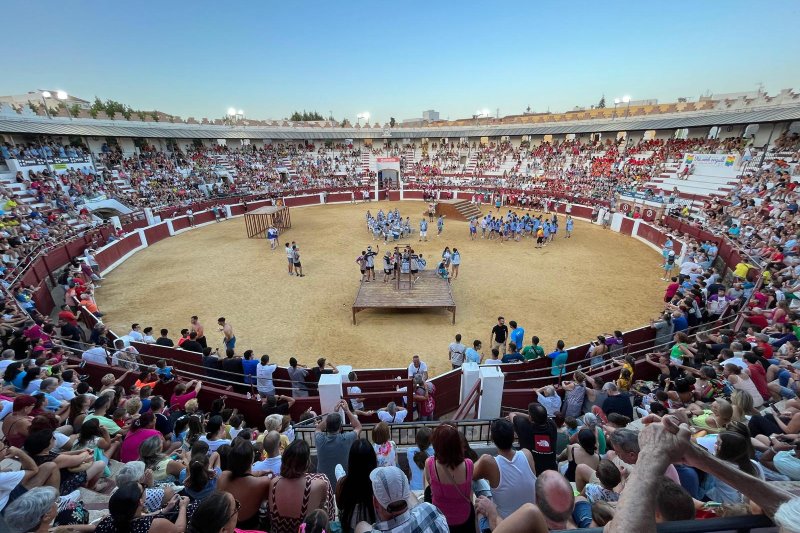 L’entrada de quintades fa bullir la plaça de bous d’Ondara com a epicentre de Sant Jaume fester L’entrada de quintades fa bullir la plaça de bous d’Ondara com a epicentre de Sant Jaume fester