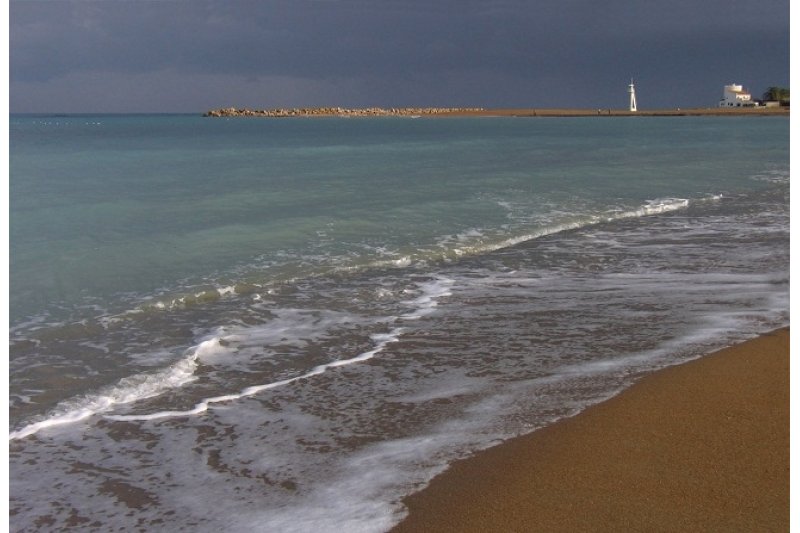 Encuentran a una mujer muerta en la playa de Les Marines Encuentran a una mujer muerta en la playa de Les Marines