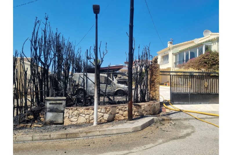 Un incendio ya controlado en el Rafalet de Xàbia obliga a desalojar 40 vecinos Un incendio ya controlado en el Rafalet de Xàbia obliga a desalojar 40 vecinos
