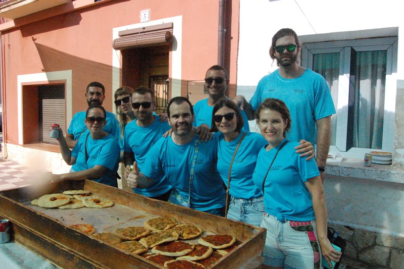 “Els entremaliats 2003” commemoren el veu vintè aniversari amb l’esmorzar del Dia dels Quintos de Benidoleig  “Els entremaliats 2003” commemoren el veu vintè aniversari amb l’esmorzar del Dia dels Quintos de Benidoleig