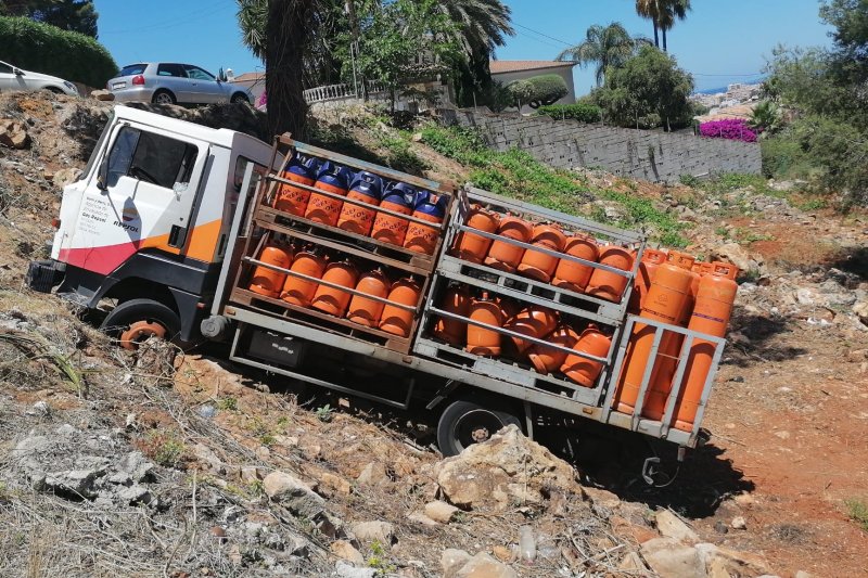 Un camión de butano cae por un terraplén en un vial del Montgó Un camión de butano cae por un terraplén en un vial del Montgó