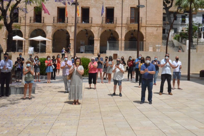 Dénia condena los asesinatos de Olivia, Anna y Rocío   Dénia condena los asesinatos de Olivia, Anna y Rocío