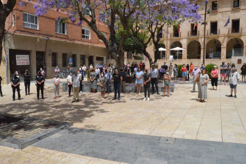 Dénia condena los asesinatos de Olivia, Anna y Rocío   Dénia condena los asesinatos de Olivia, Anna y Rocío