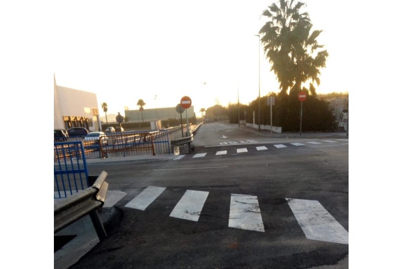 El Polígono Galgues de Pedreguer mejora el alumbramiento y conecta los dos lados del barranco con una nueva pasarela  El Polígono Galgues de Pedreguer mejora el alumbramiento y conecta los dos lados del barranco con una nueva pasarela