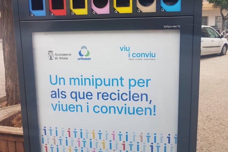 Los nuevos minipuntos limpios  de Dénia intentan fomentar el reciclaje  Los nuevos minipuntos limpios  de Dénia intentan fomentar el reciclaje