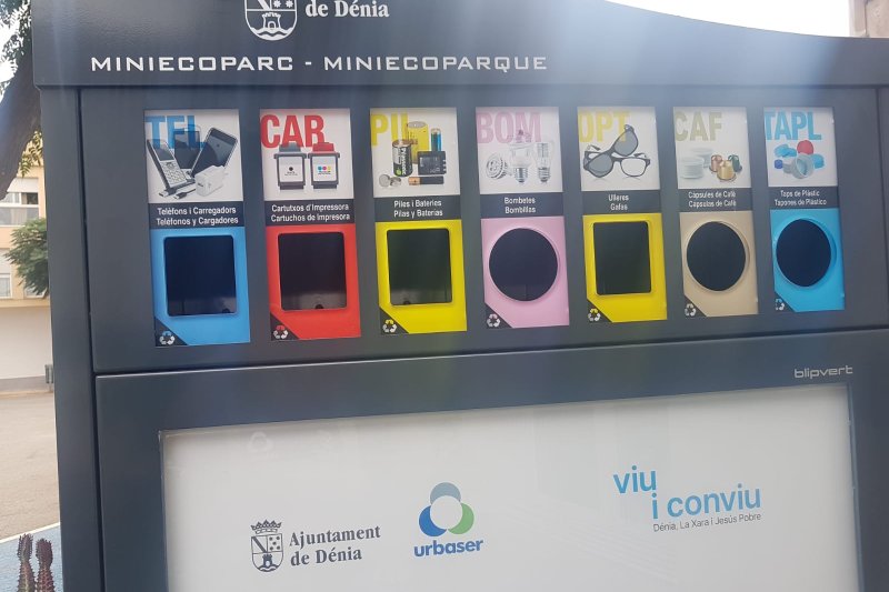 Los nuevos minipuntos limpios  de Dénia intentan fomentar el reciclaje  Los nuevos minipuntos limpios  de Dénia intentan fomentar el reciclaje
