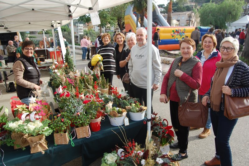 Negocios y colectivos redoblan el esfuerzo por profundizar en la Fira Comerç i Associacions de Benidoleig como referencia por el producto natural de la comarca Negocios y colectivos redoblan el esfuerzo por profundizar en la Fira Comerç i Associacions de Benidoleig como referencia por el producto natural de la comarca