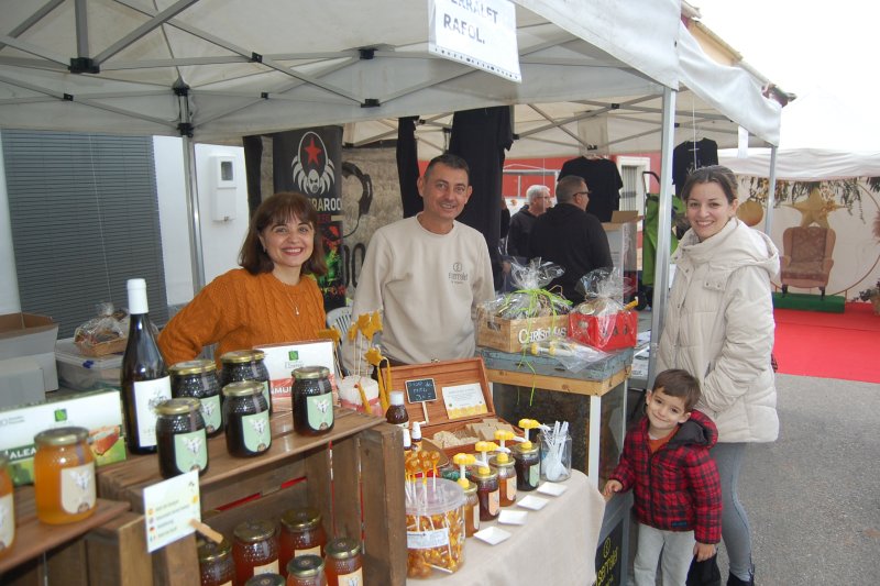 Negocios y colectivos redoblan el esfuerzo por profundizar en la Fira Comerç i Associacions de Benidoleig como referencia por el producto natural de la comarca Negocios y colectivos redoblan el esfuerzo por profundizar en la Fira Comerç i Associacions de Benidoleig como referencia por el producto natural de la comarca