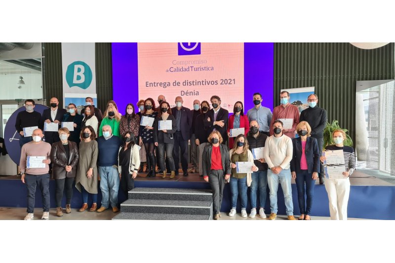 Colomer entrega en Dénia nuevos distintivos de calidad turística Sicted a doce entidades del municipio Colomer entrega en Dénia nuevos distintivos de calidad turística Sicted a doce entidades del municipio