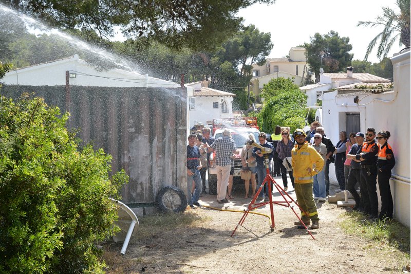 La campaña de información ante el fuego llega a las urbanizaciones de Xàbia La campaña de información ante el fuego llega a las urbanizaciones de Xàbia