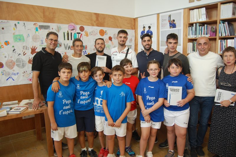 La presentació del llibre “Trinquets trencats” culmina la  setmana de la pilota valenciana a la Biblioteca municipal de Pego  La presentació del llibre “Trinquets trencats” culmina la  setmana de la pilota valenciana a la Biblioteca municipal de Pego