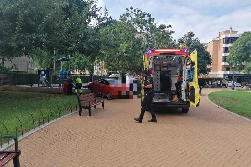 Un coche atropella a tres personas y se estrella contra el muro del parque infantil de la plaza Jaume I  Un coche atropella a tres personas y se estrella contra el muro del parque infantil de la plaza Jaume I