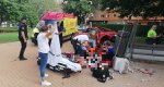 Un coche atropella a tres personas y se estrella contra el muro del parque infantil de la plaza Jaume I  Un coche atropella a tres personas y se estrella contra el muro del parque infantil de la plaza Jaume I