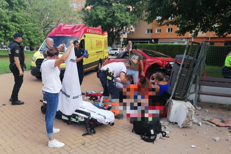 Un coche atropella a tres personas y se estrella contra el muro del parque infantil de la plaza Jaume I  Un coche atropella a tres personas y se estrella contra el muro del parque infantil de la plaza Jaume I