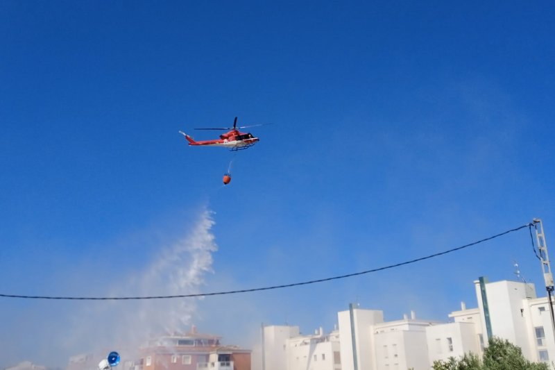 Los bomberos controlan un incendio en un descampado de Dénia  Los bomberos controlan un incendio en un descampado de Dénia