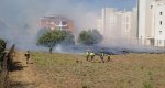 Los bomberos controlan un incendio en un descampado de Dénia  Los bomberos controlan un incendio en un descampado de Dénia