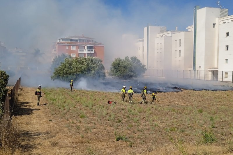 Los bomberos controlan un incendio en un descampado de Dénia  Los bomberos controlan un incendio en un descampado de Dénia