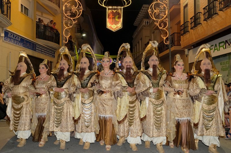 Fani Carrió i Ximo Coll són exhibits com a capitans moro i cristià per Abbassíes y Cavallers de Segària Fani Carrió i Ximo Coll són exhibits com a capitans moro i cristià per Abbassíes y Cavallers de Segària