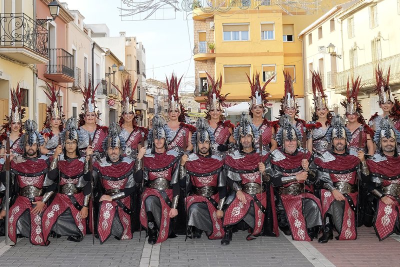 Fani Carrió i Ximo Coll són exhibits com a capitans moro i cristià per Abbassíes y Cavallers de Segària Fani Carrió i Ximo Coll són exhibits com a capitans moro i cristià per Abbassíes y Cavallers de Segària