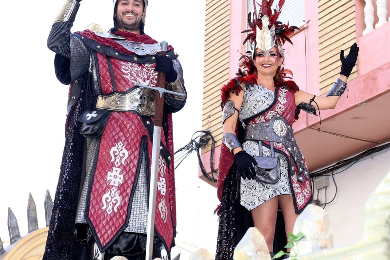 Fani Carrió i Ximo Coll són exhibits com a capitans moro i cristià per Abbassíes y Cavallers de Segària Fani Carrió i Ximo Coll són exhibits com a capitans moro i cristià per Abbassíes y Cavallers de Segària