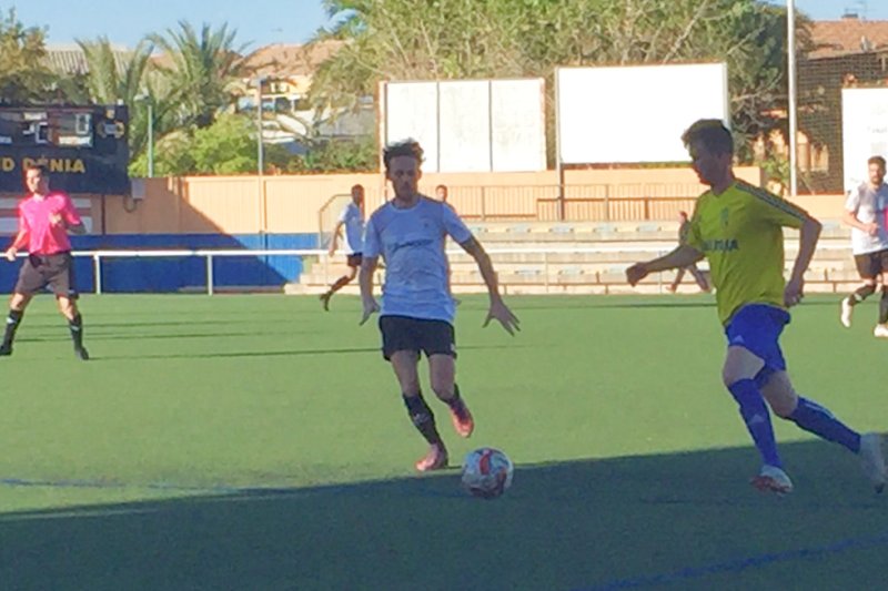 Preferente: El Dénia certifica la promoción ganando en el Carcaixent  Preferente: El Dénia certifica la promoción ganando en el Carcaixent