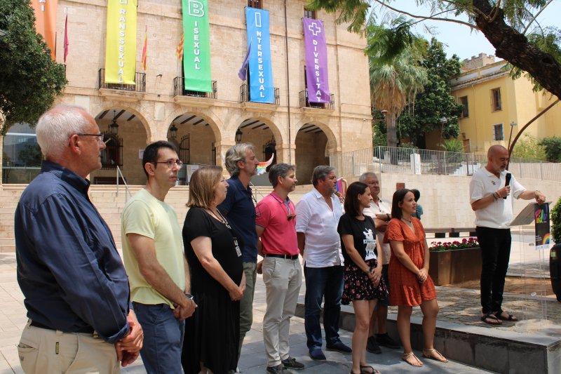 Dénia se llena de palabras de diversidad y reivindicación con la lectura del manifiesto del Orgullo  Dénia se llena de palabras de diversidad y reivindicación con la lectura del manifiesto del Orgullo