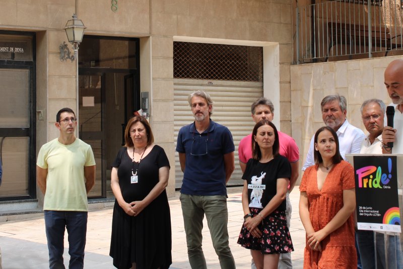 Dénia se llena de palabras de diversidad y reivindicación con la lectura del manifiesto del Orgullo  Dénia se llena de palabras de diversidad y reivindicación con la lectura del manifiesto del Orgullo