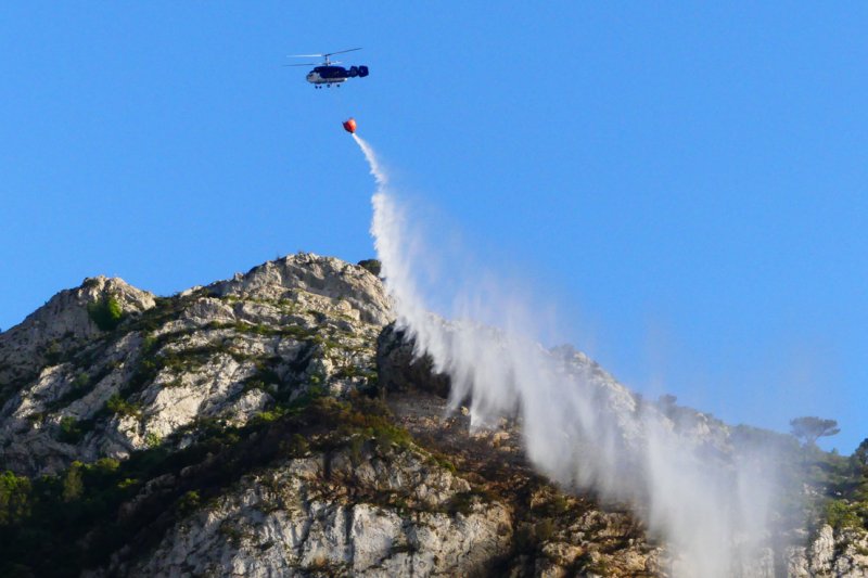 Una quema descontrolada provoca un incendio en la Llosa de Camatxo Una quema descontrolada provoca un incendio en la Llosa de Camatxo