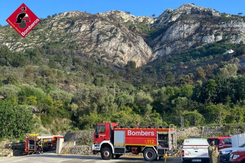 Una quema descontrolada provoca un incendio en la Llosa de Camatxo Una quema descontrolada provoca un incendio en la Llosa de Camatxo