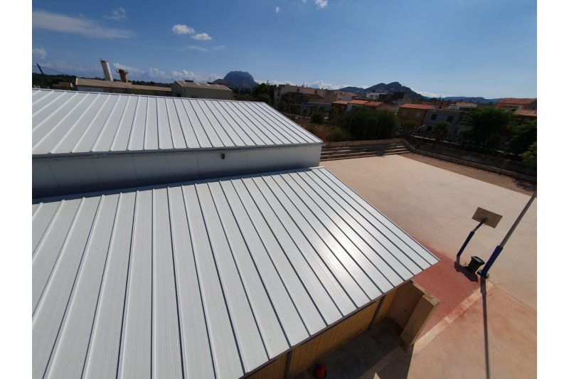 Concluye la retirada del techo de fibrocemento del gimnasio del CEIP Sanchis Guarner de Ondara Concluye la retirada del techo de fibrocemento del gimnasio del CEIP Sanchis Guarner de Ondara